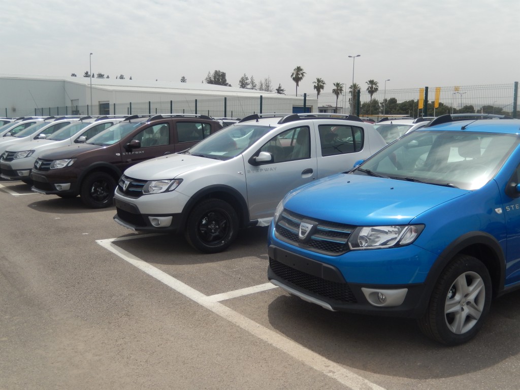 Dacia Sandero automobili na parkingu